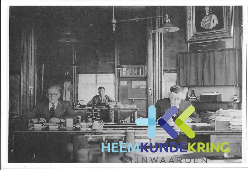 Secretariaat gemeentehuis Herwen en Aerdt. met in de midden secretaris H. Mulder. Coll. HKR